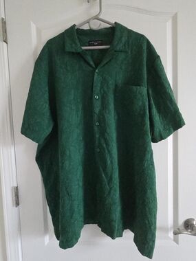 Casual Men's Dark Green Short-Sleeve Button-Down Shirt